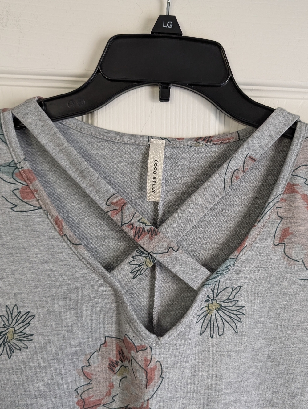 Coco Kelly Gray Floral Crisscross V-Neck Tunic Top Size S - Picture 6 of 9